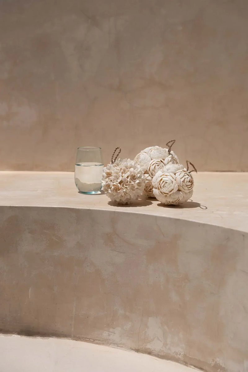 The Rose Shell Ball - White - M
