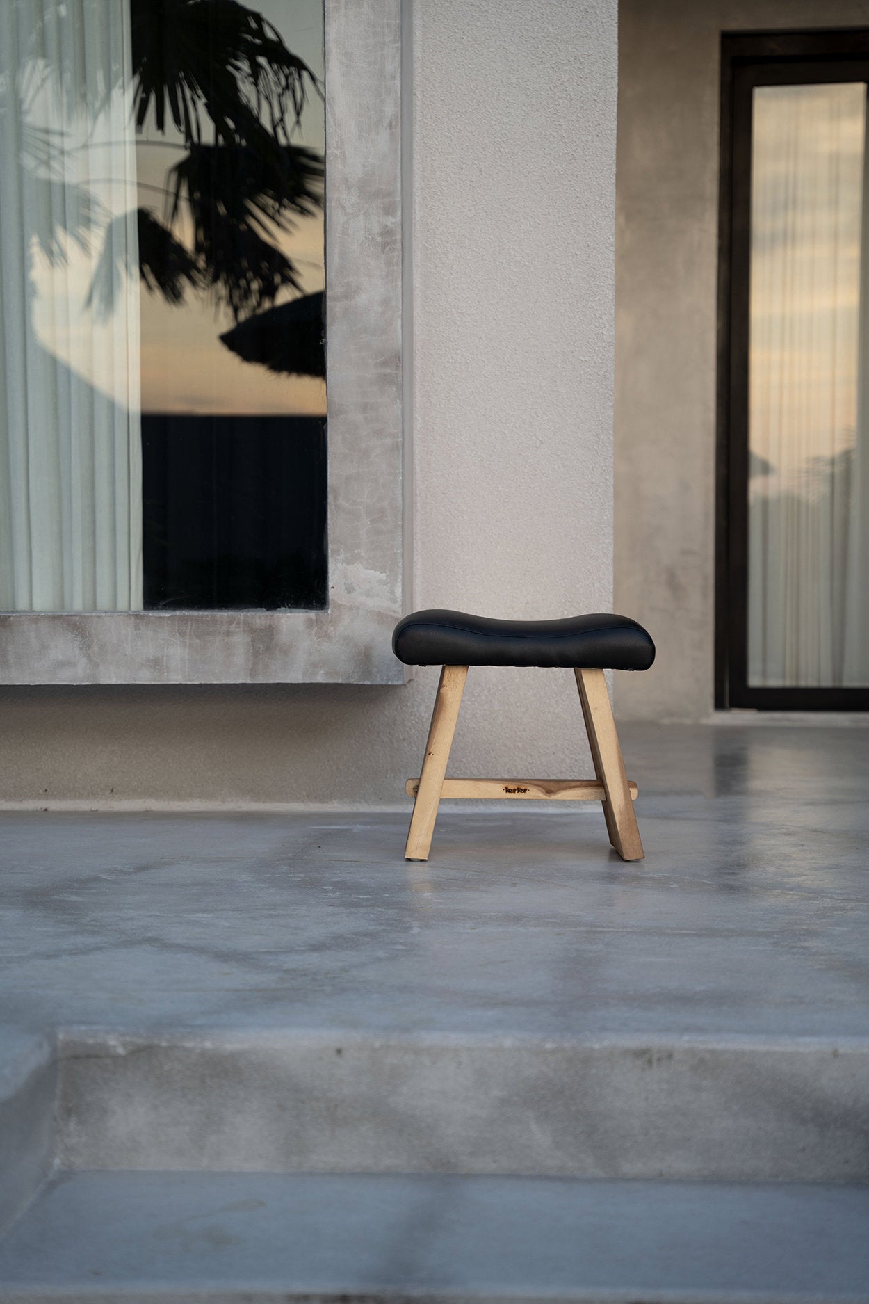 Tabouret Suar en cuir - Noir naturel