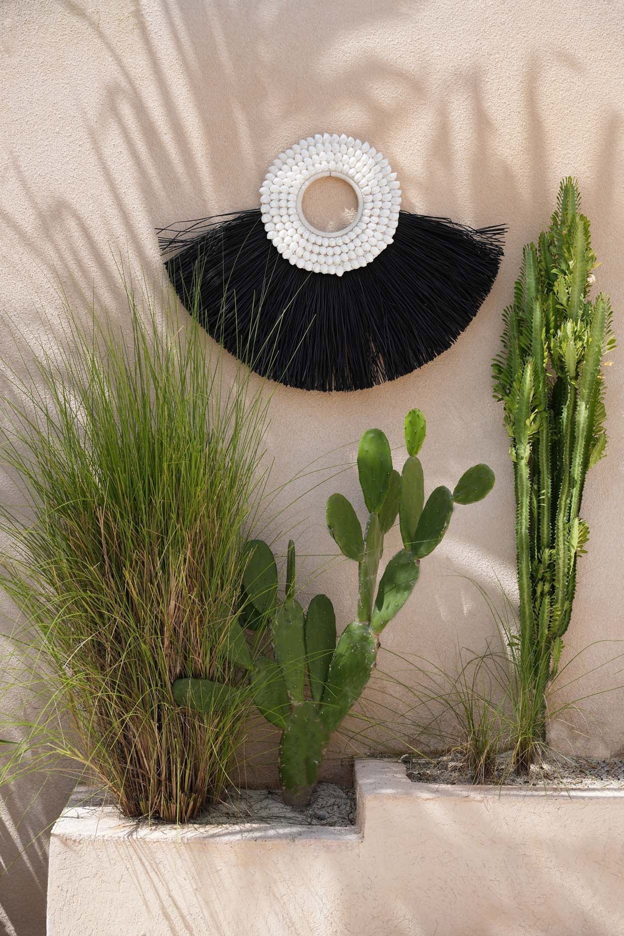 The Shell Alang Alang - Black in grass — handmade luxury wall decoration curated by Laiyahome — view 2