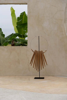 Bâtons en bois sur support - Naturels