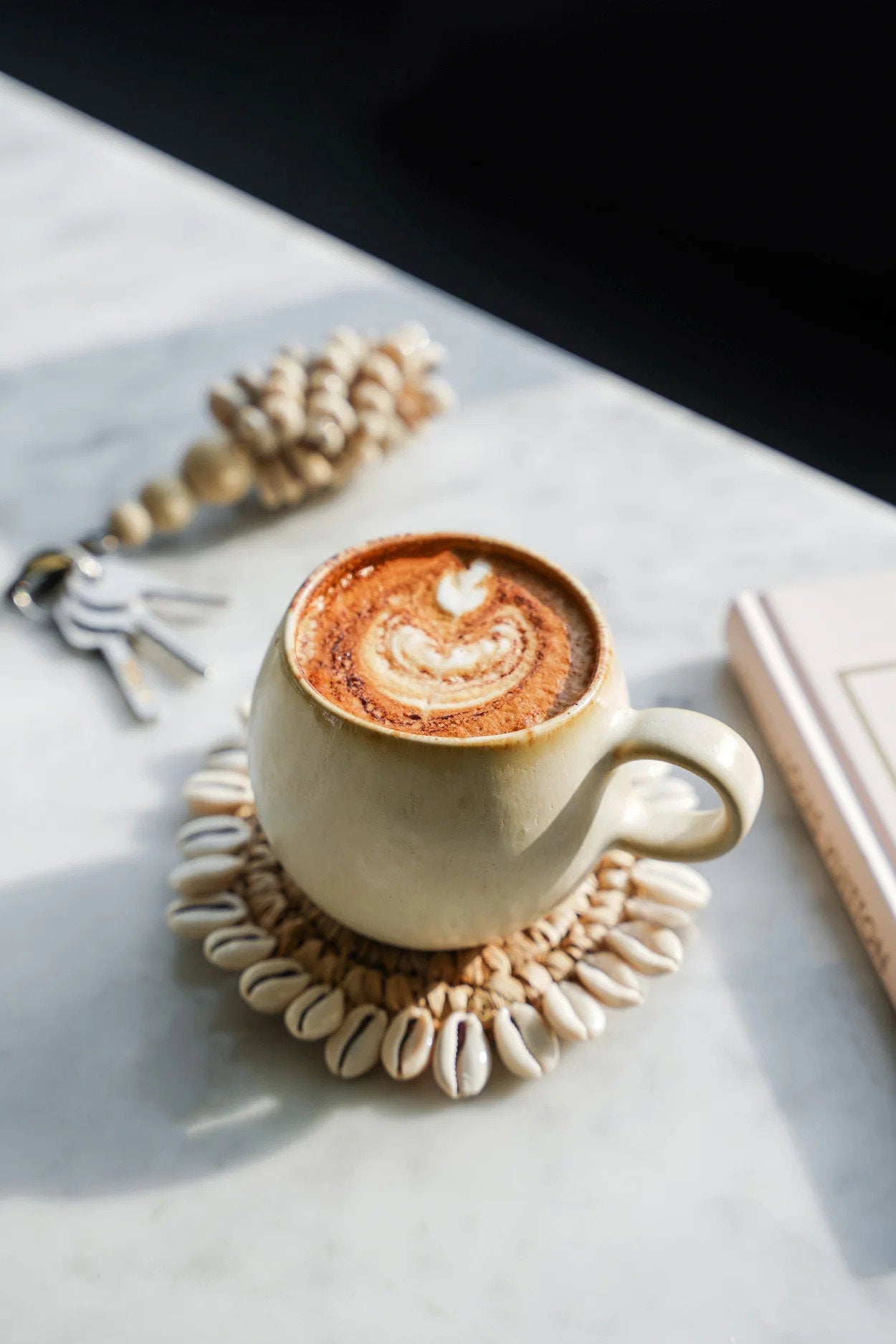 The Cascais Mug - M – stoneware mug in white – product view 2