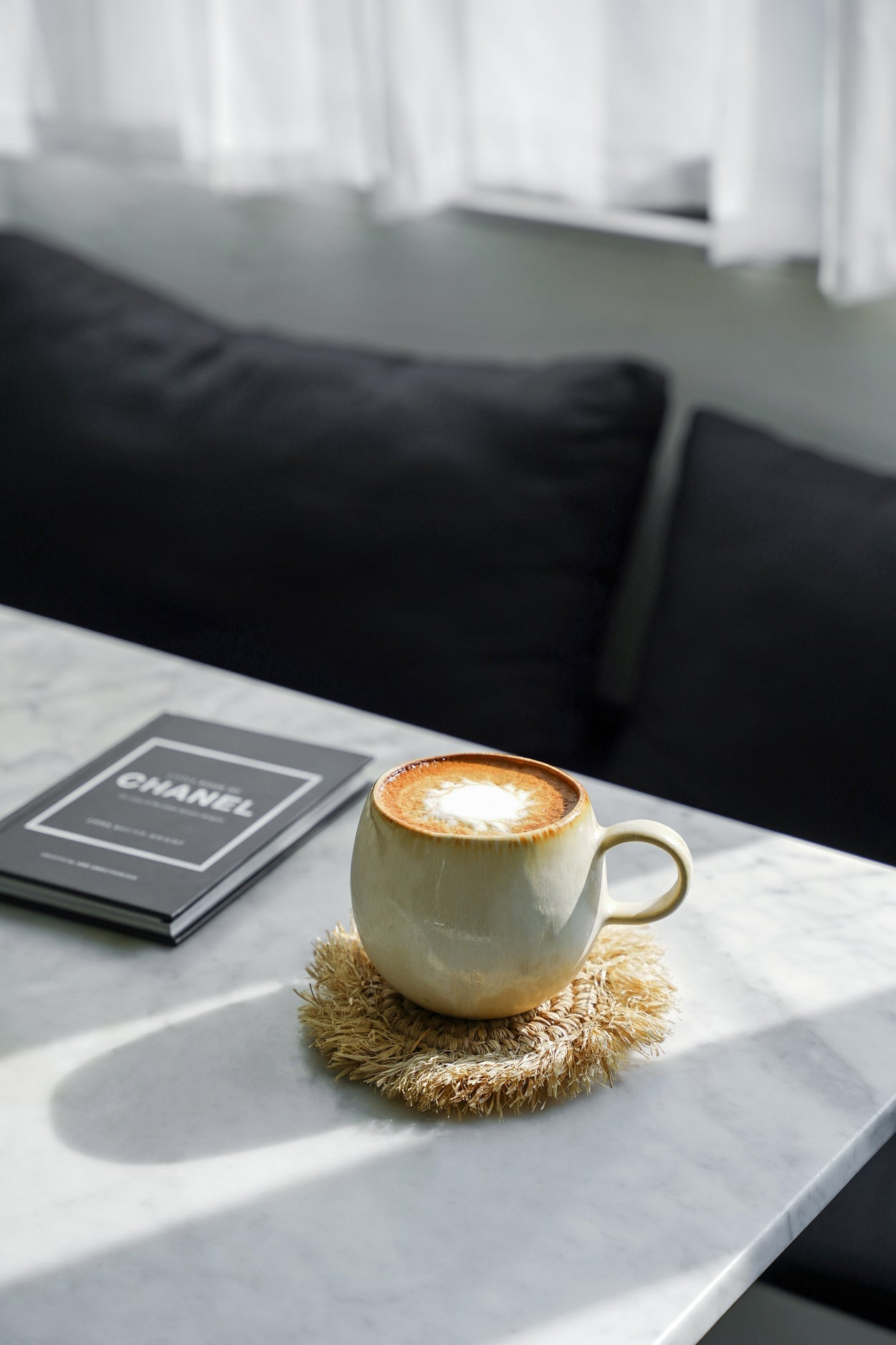 The Cascais Mug - L – stoneware mug in blue – product view 2