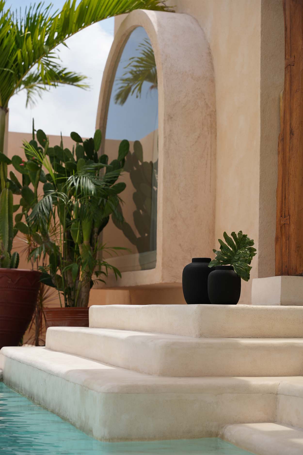 The Peaky Vase - Black - M in terracotta — handmade luxury vase curated by Laiyahome — view 2