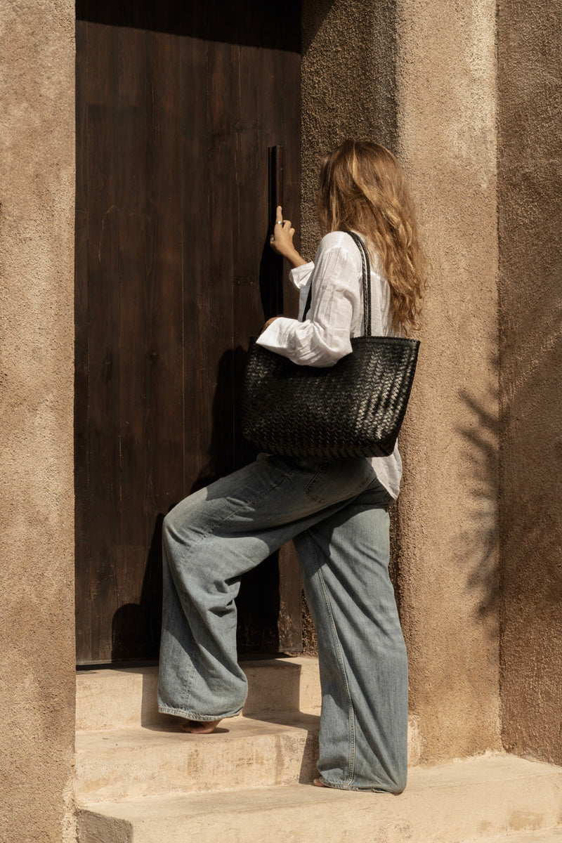 The Execu-Shopper - Black – leather shopping bag in black – product view 2