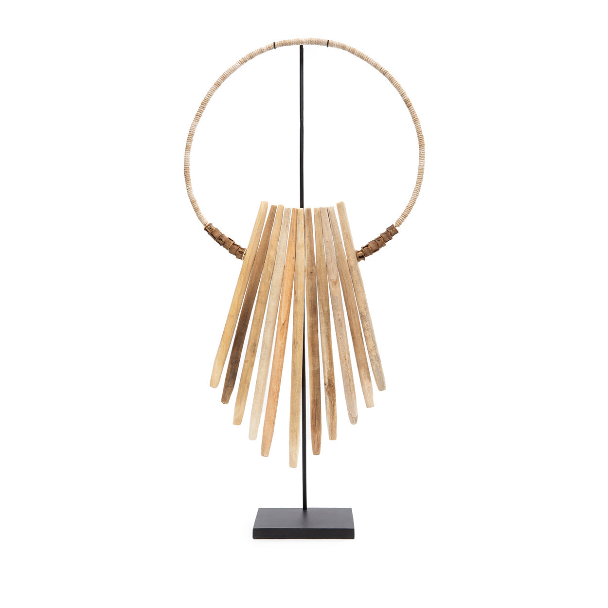 Bâtons en bois sur support - Naturels