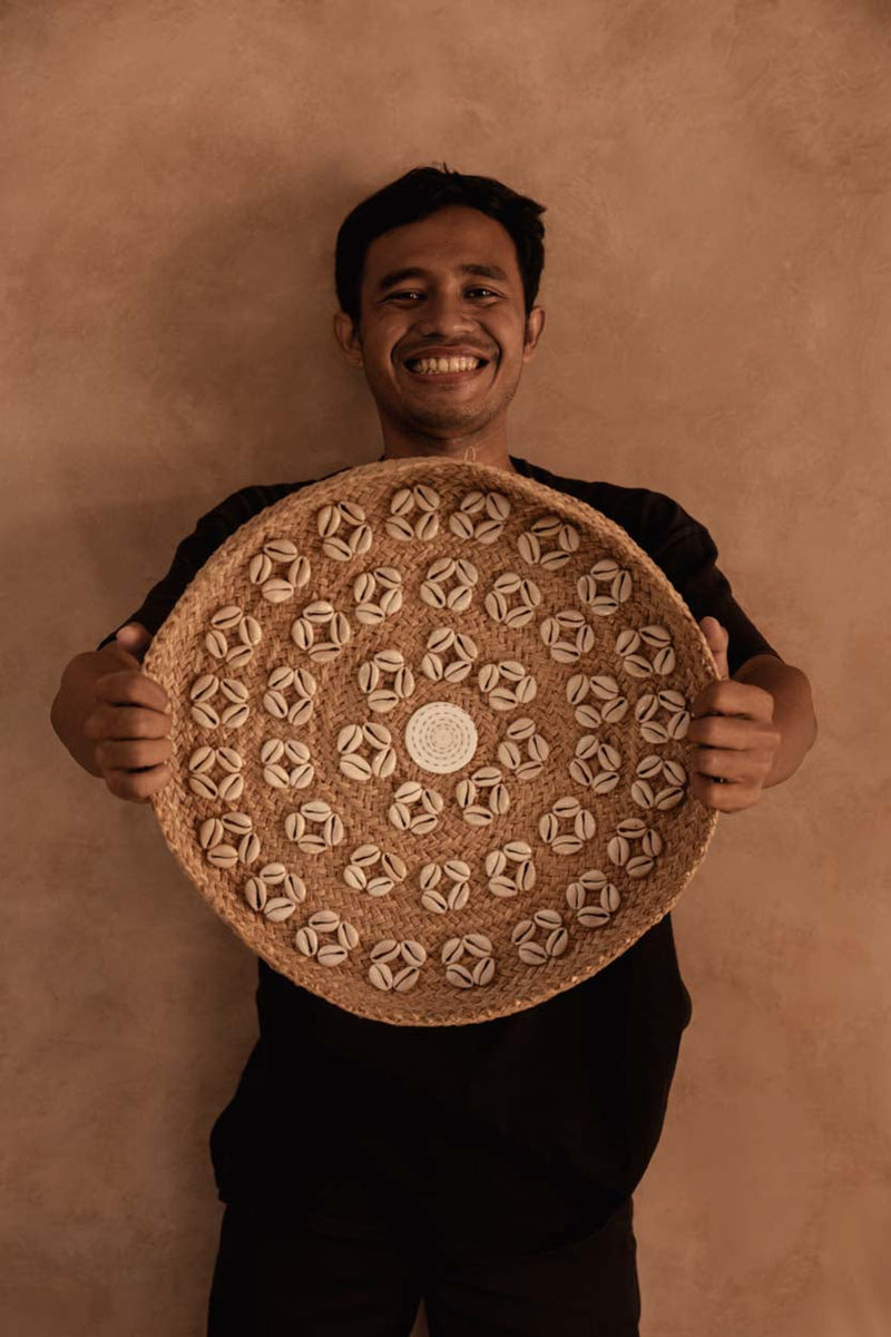 The Caribe Shell Plate - Natural White - M in grass — handmade luxury wall decoration curated by Laiyahome — view 2