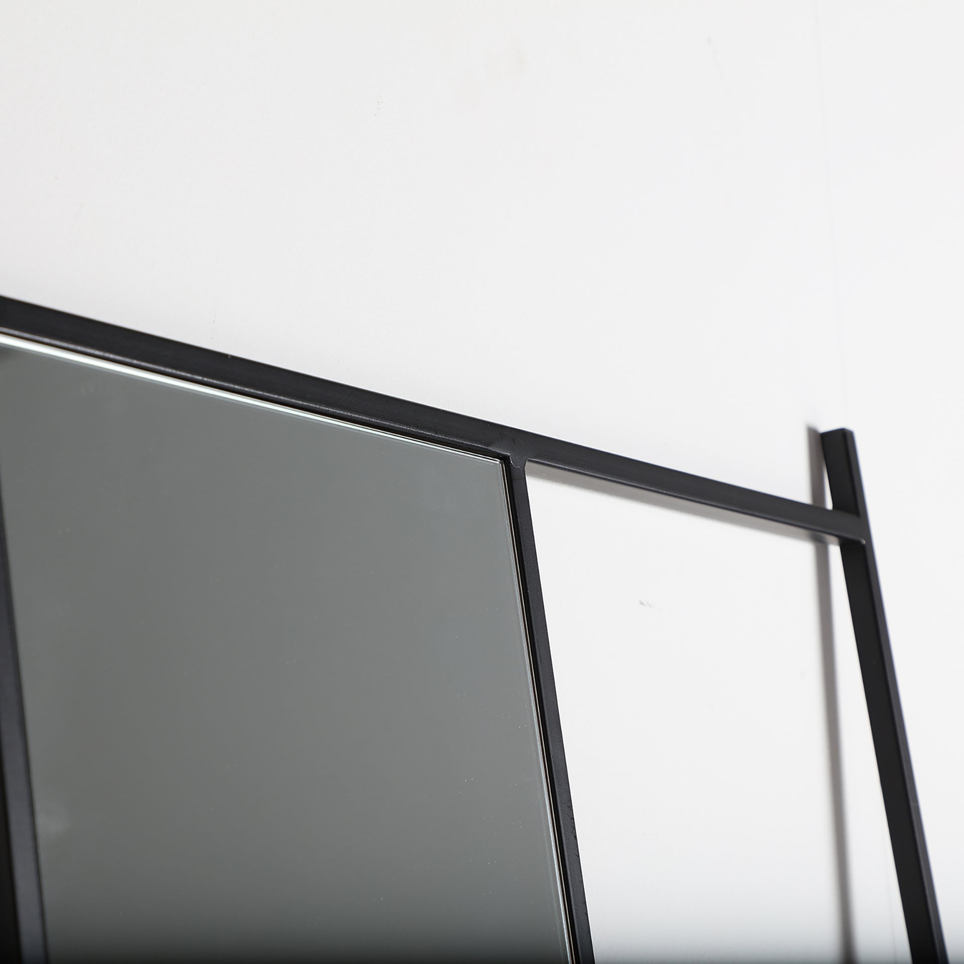 The Ezequiel Mirror — industrial mirror in solid iron from Laiyahome