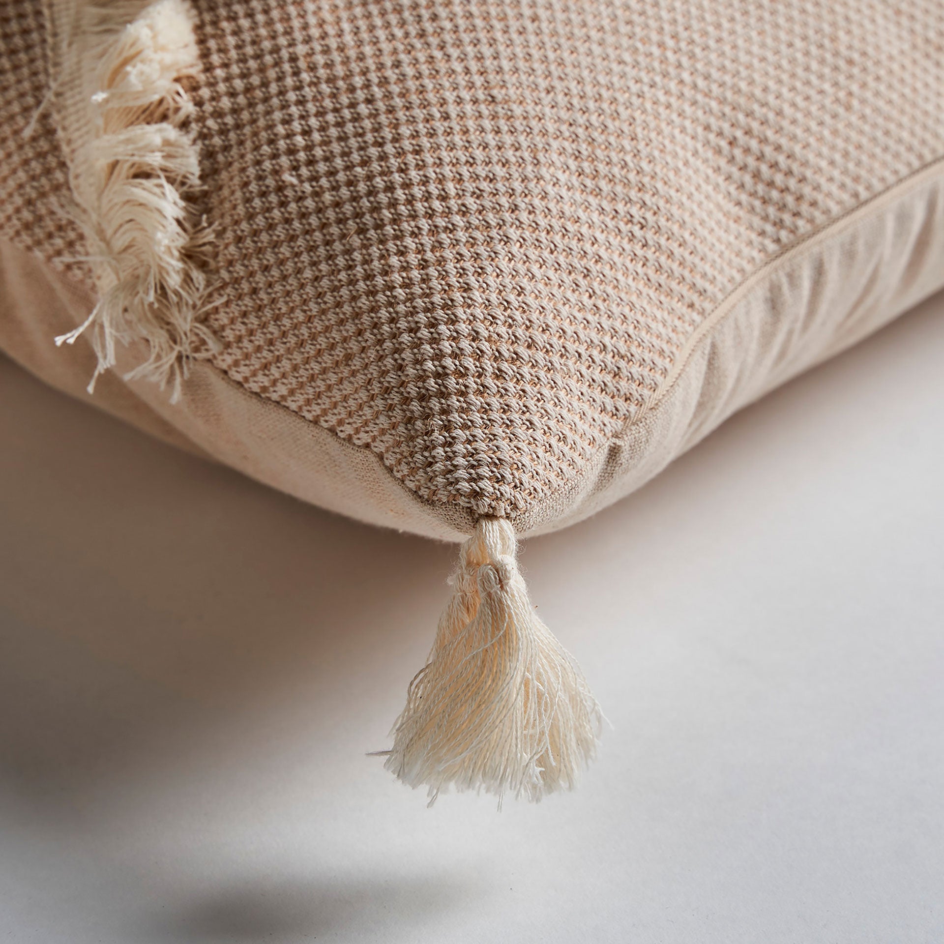 The Teosk Cushion — contemporary cushion in natural jute from Laiyahome