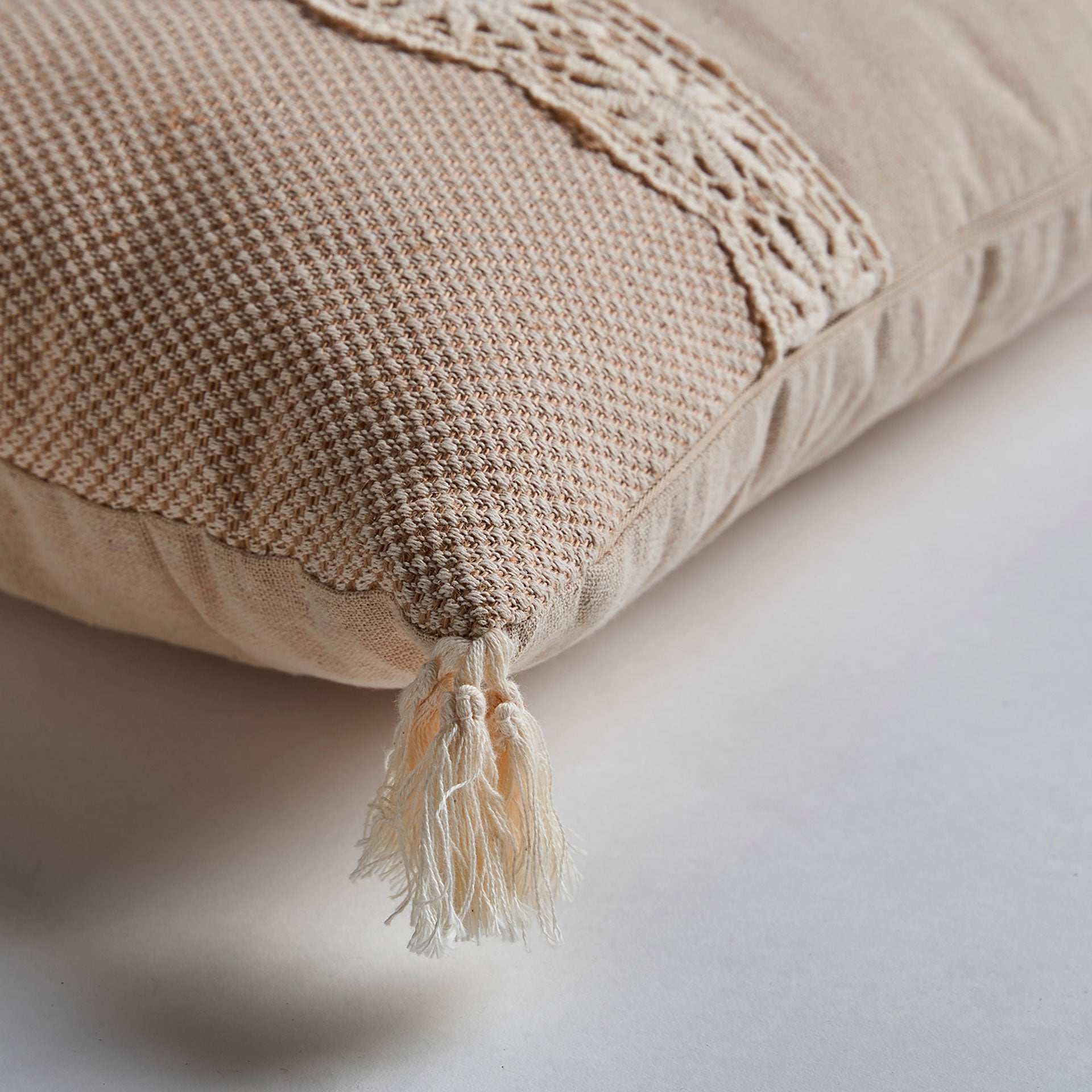 The Tiker Cushion — contemporary cushion in high-performance polyester from Laiyahome