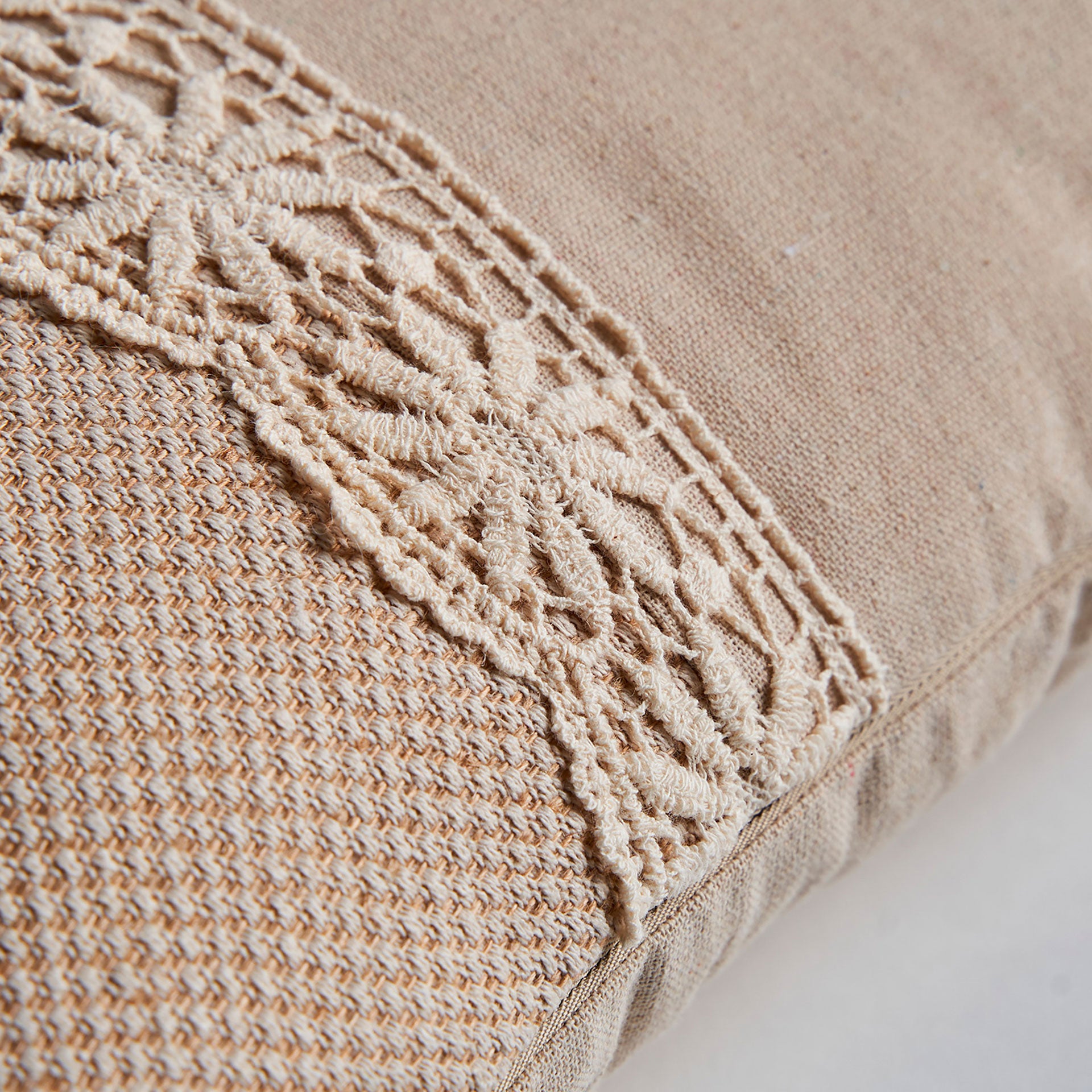 The Tiker Cushion — contemporary cushion in high-performance polyester from Laiyahome