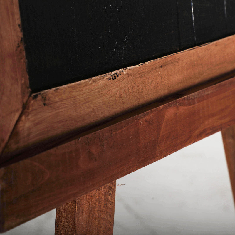 AKVIRAN BLACKBOARD in a modern interior setting