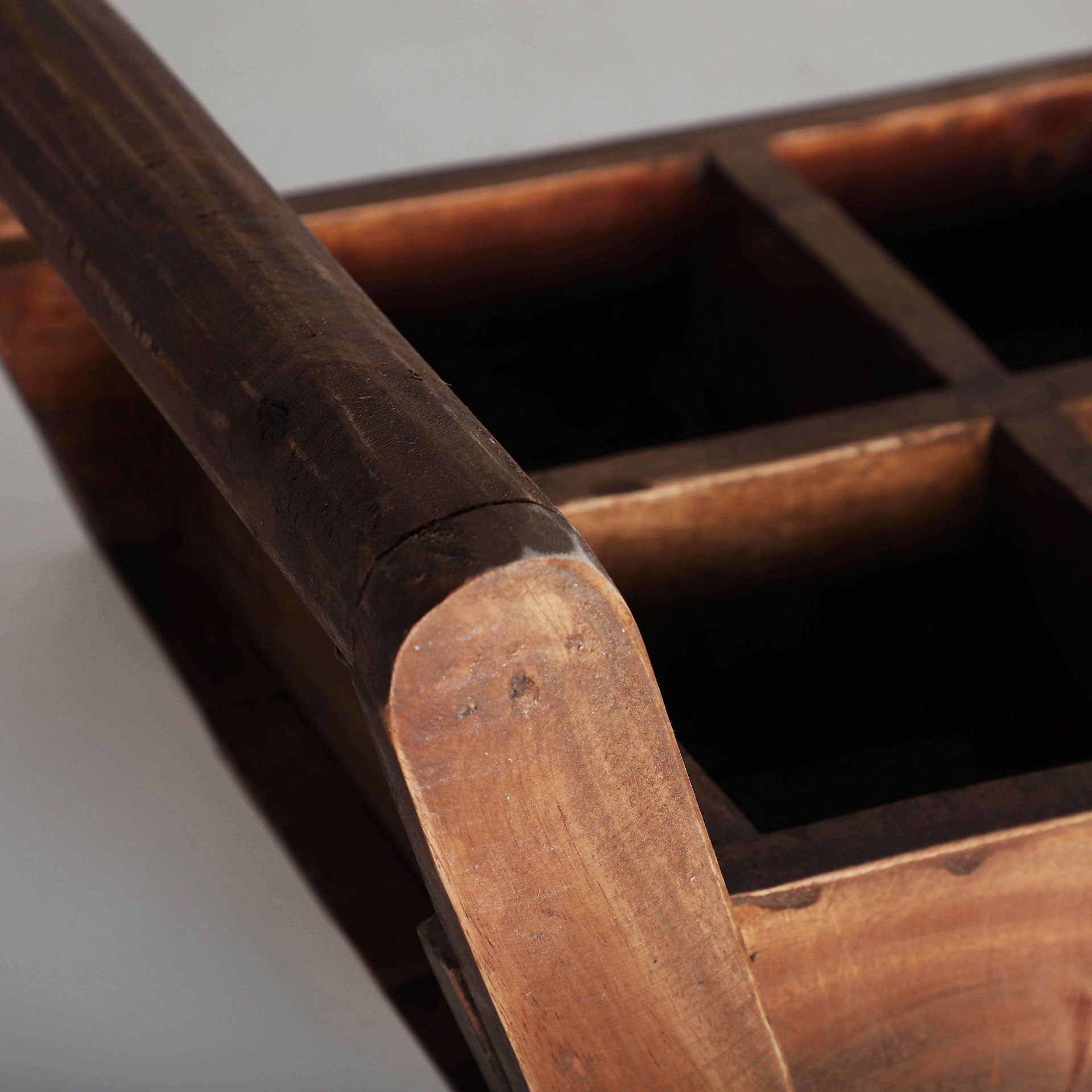 The Bandeja Akviran Plant Pot — global-modern planter in mahogany wood from Laiyahome