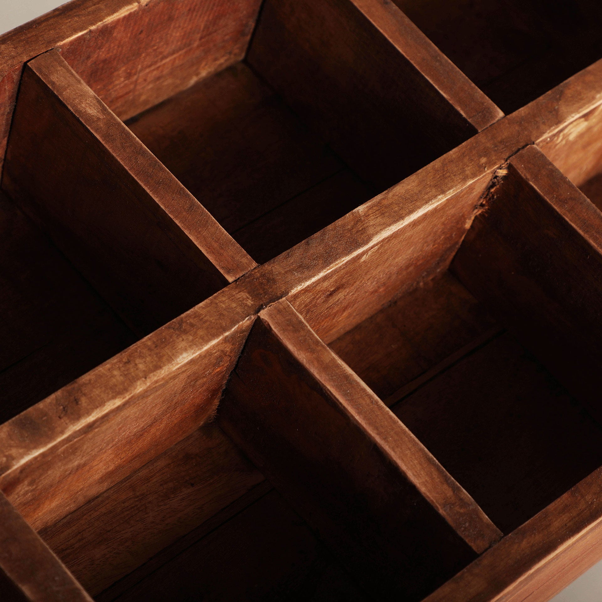 The Bandeja Akviran Plant Pot — global-modern planter in mahogany wood from Laiyahome