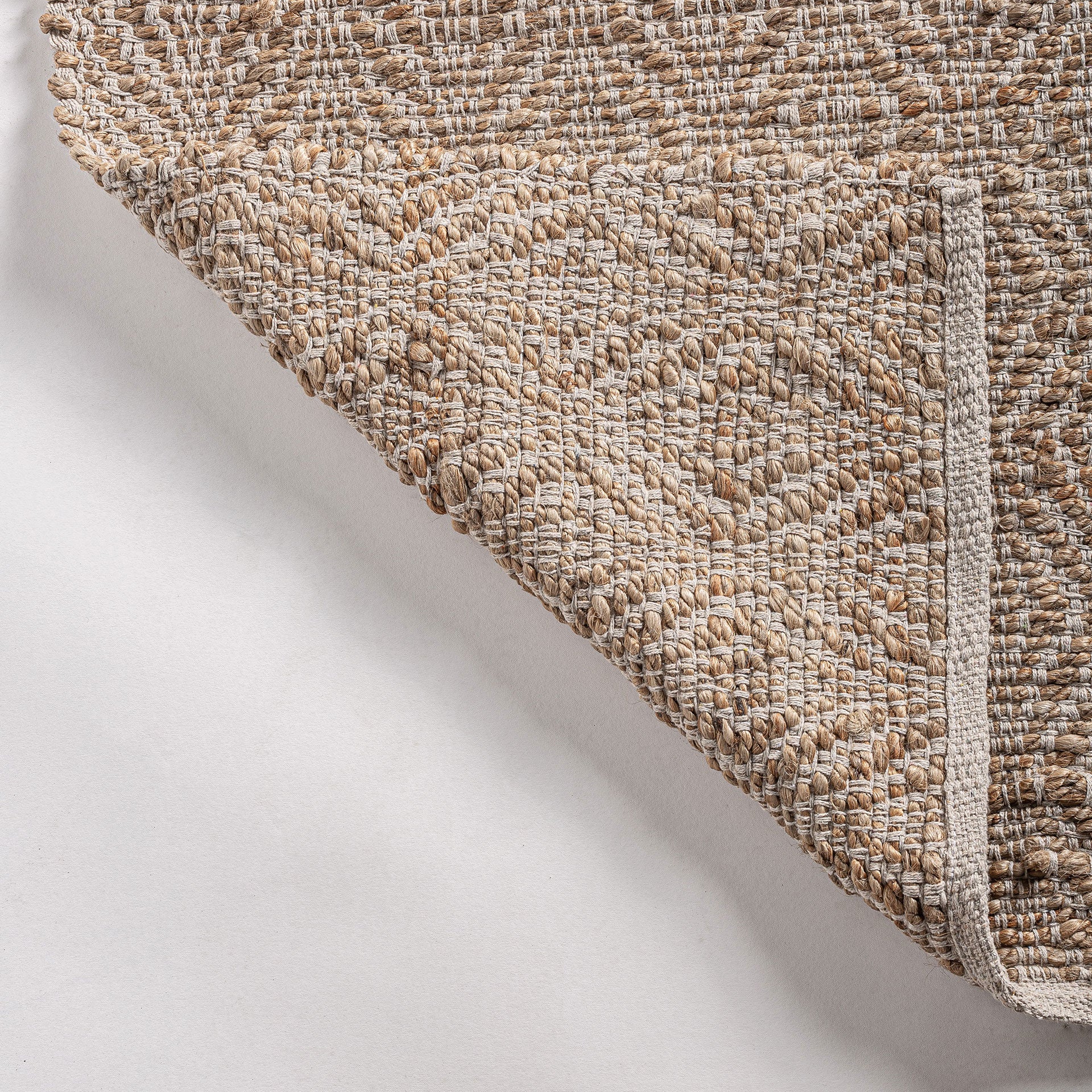 The Aliena Carpet — vintage rug in natural jute from Laiyahome