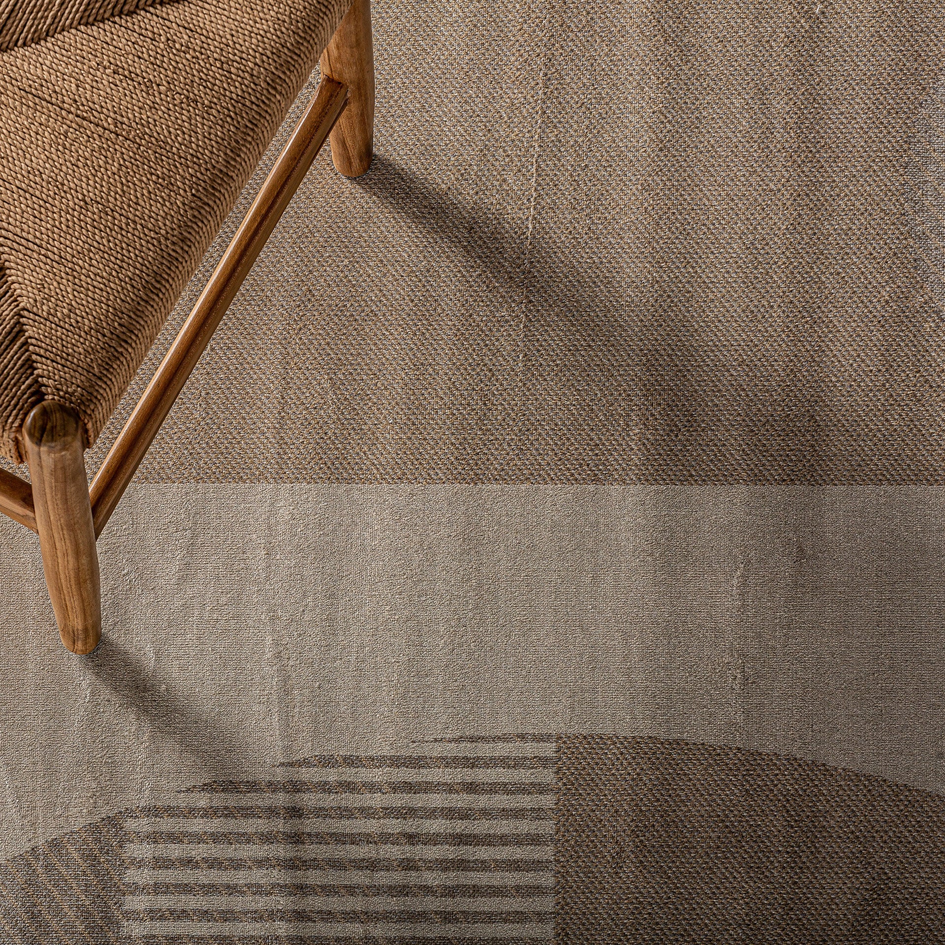 The Idoia Carpet — contemporary rug in viscose blend from Laiyahome