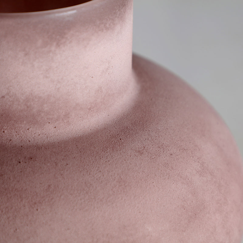 NAGYE VASE in a modern interior setting