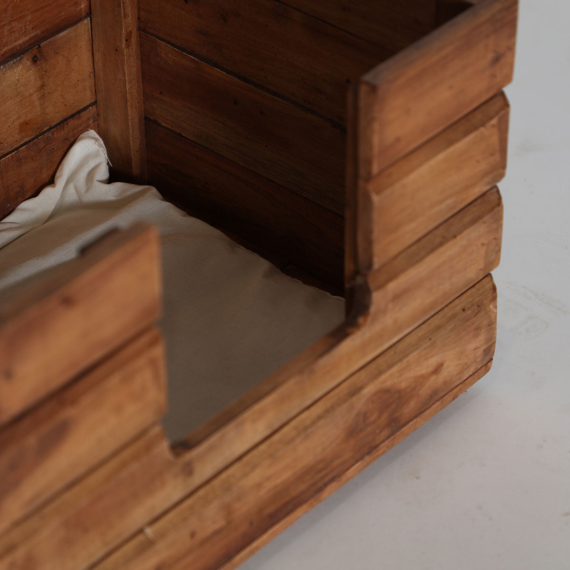 The Akviran Pet Bed — global-modern accent piece in mahogany wood from Laiyahome