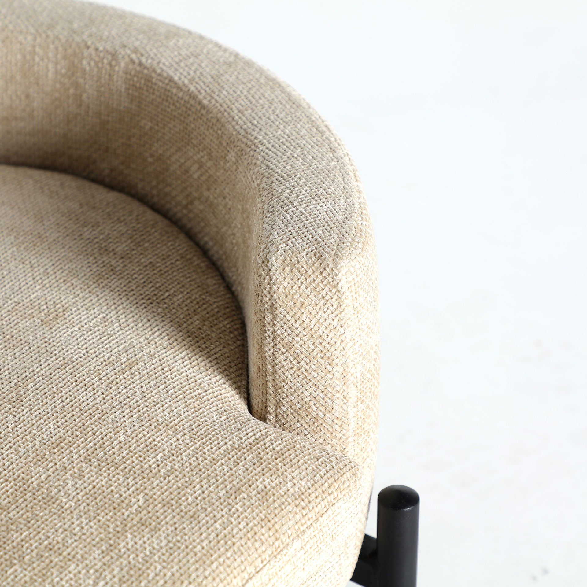 The Mai Pet Bed — classic accent piece in high-performance polyester from Laiyahome