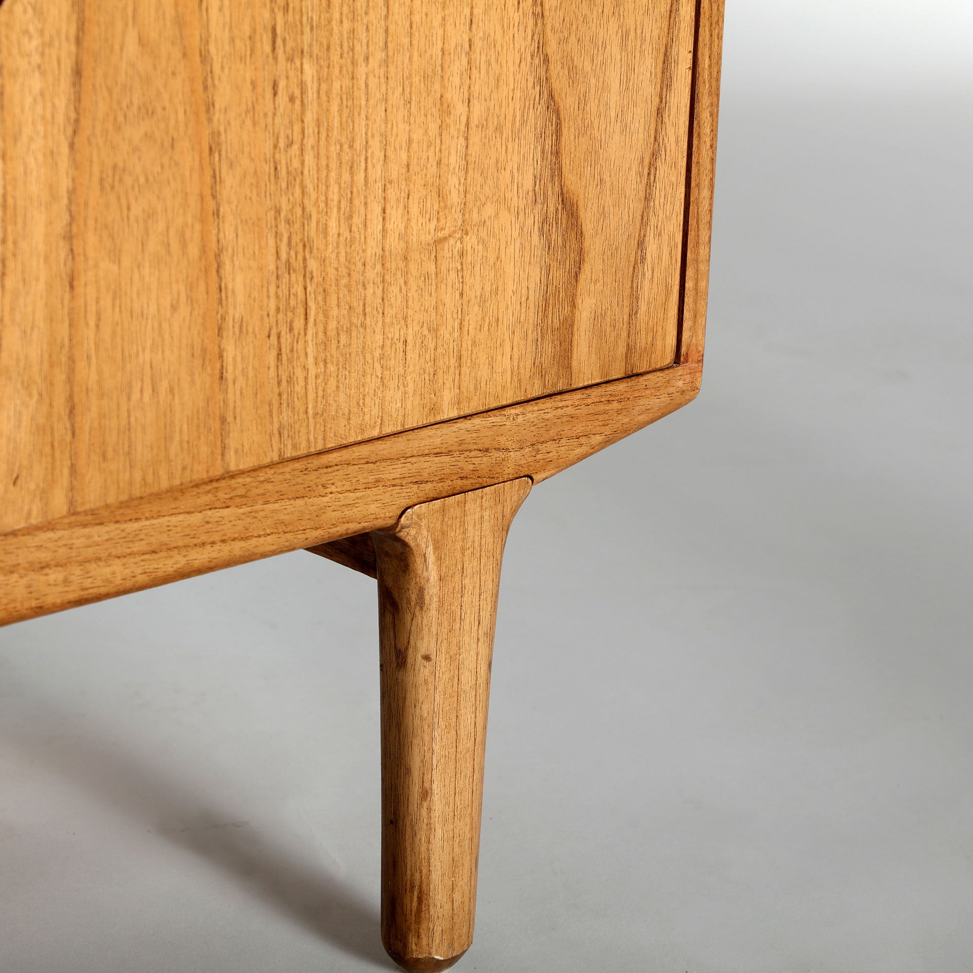 The Kamenz Glass Cabinet — Scandinavian display cabinet in solid mindi wood from Laiyahome