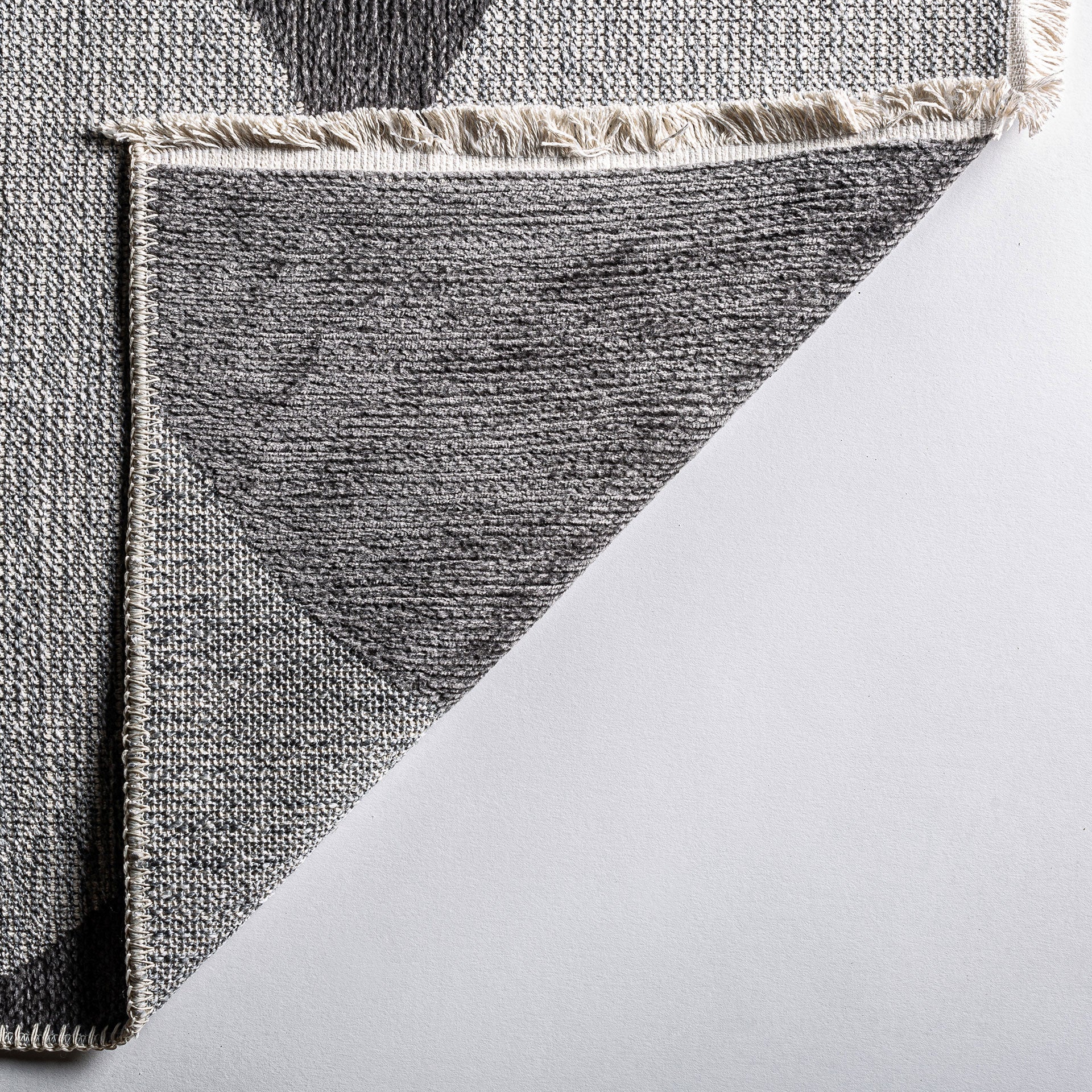 The Camila Carpet — contemporary rug in high-performance polyester from Laiyahome