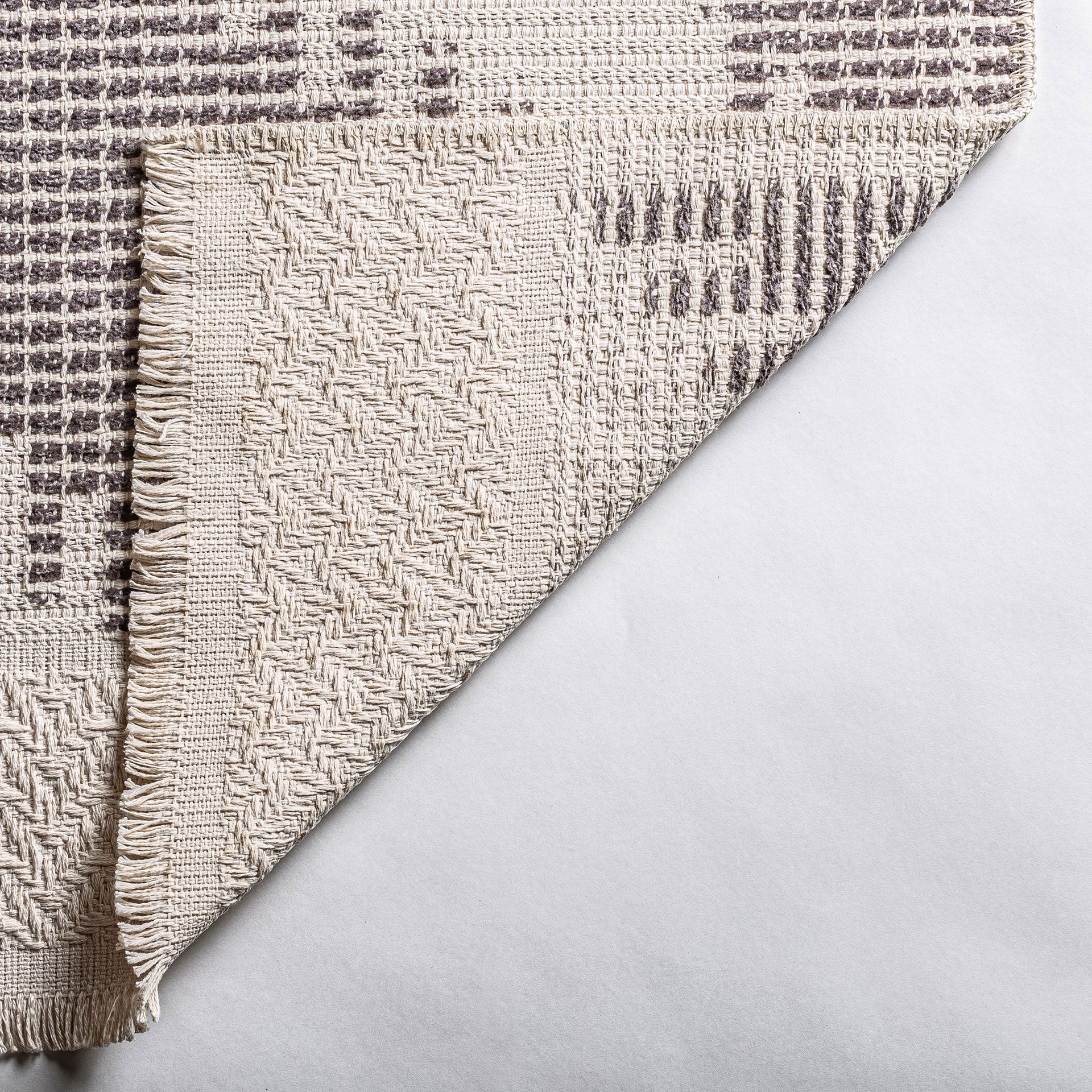 The Pamela Carpet — contemporary rug in high-performance polyester from Laiyahome