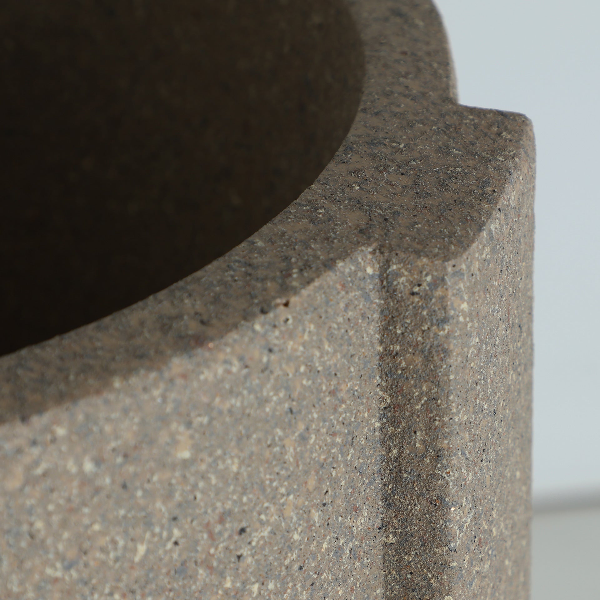 The Lunor Plant Pot — contemporary planter in high-grade polyresin from Laiyahome