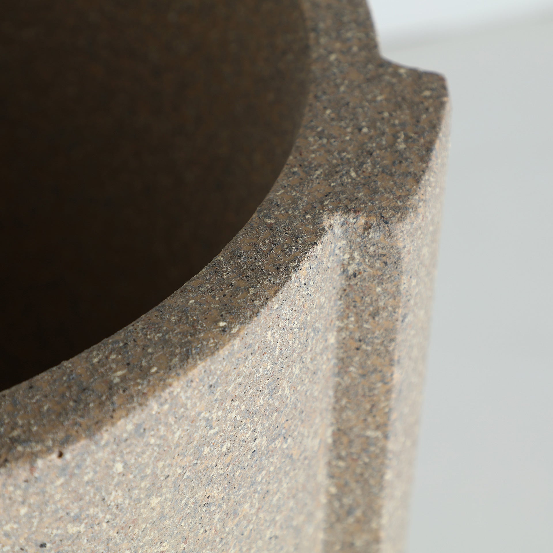 The Lunor Plant Pot — contemporary planter in high-grade polyresin from Laiyahome