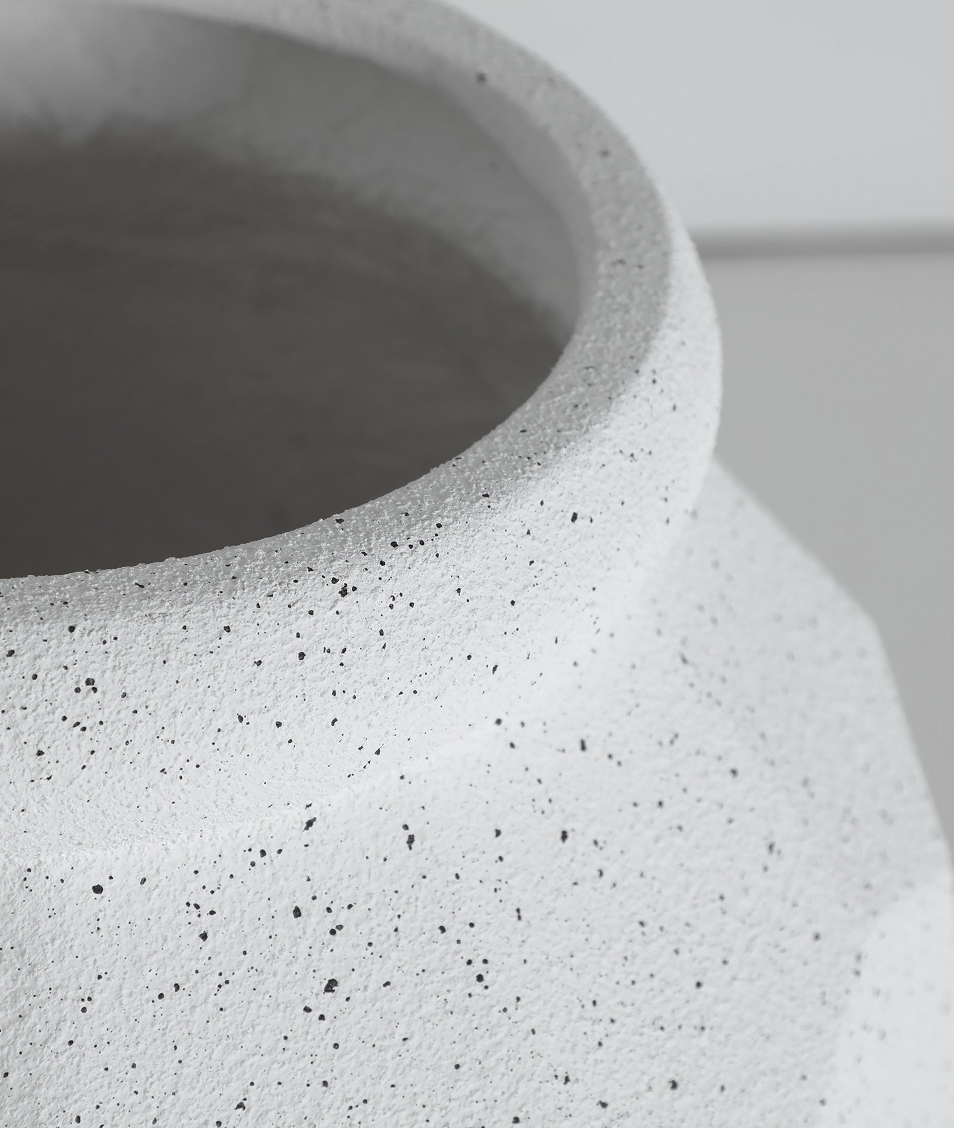 The Elmur Plant Pot — contemporary planter in high-grade polyresin from Laiyahome