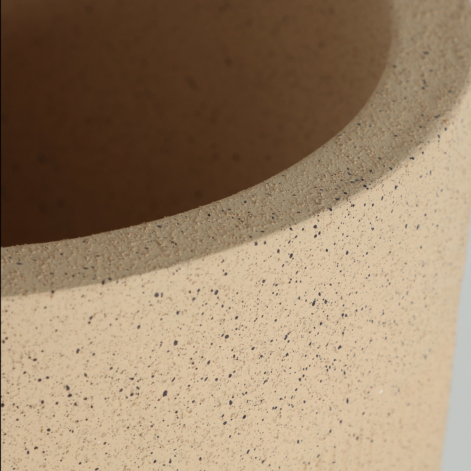 The Kavan Plant Pot — contemporary planter in high-grade polyresin from Laiyahome