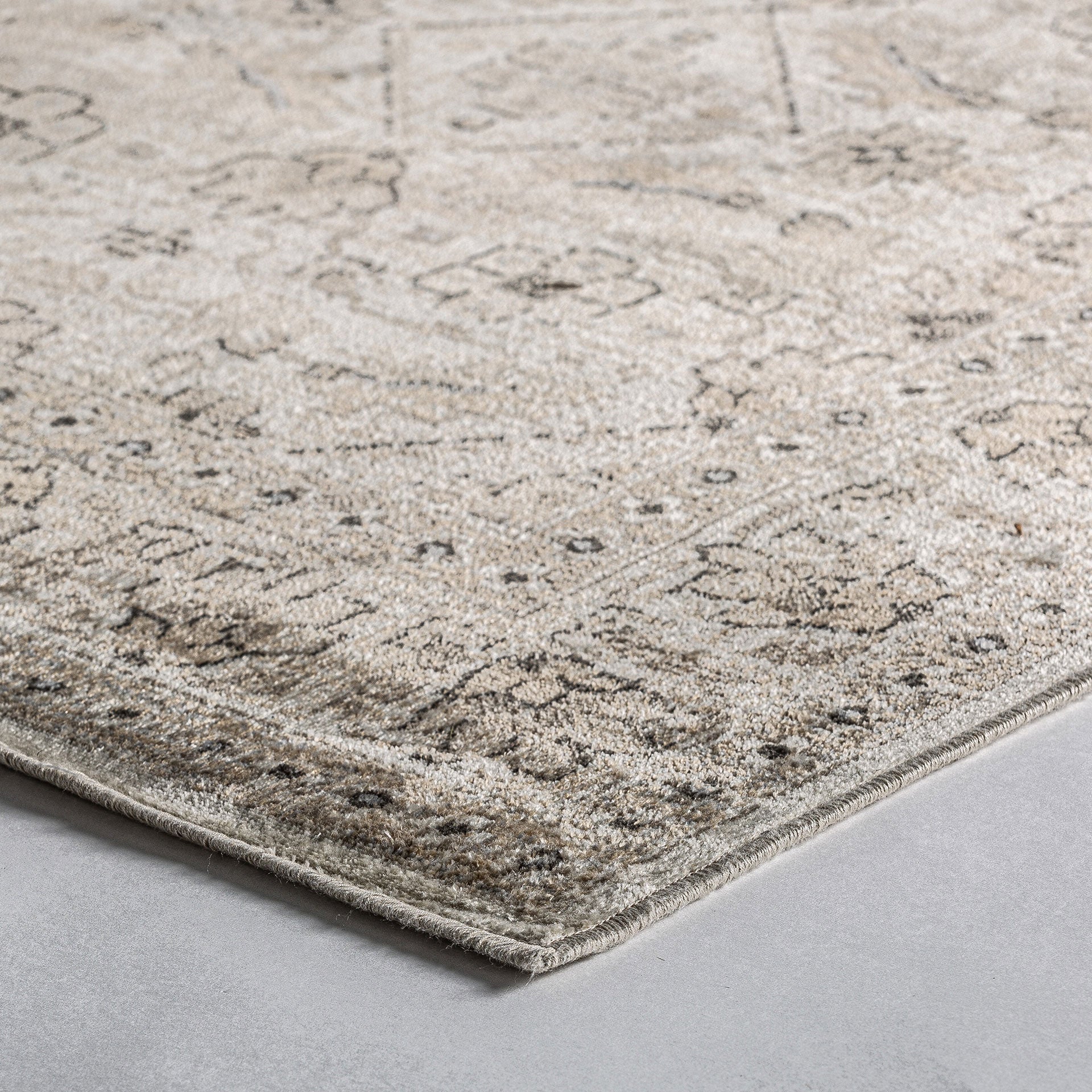 The Ebba Carpet — classic rug in viscose blend from Laiyahome