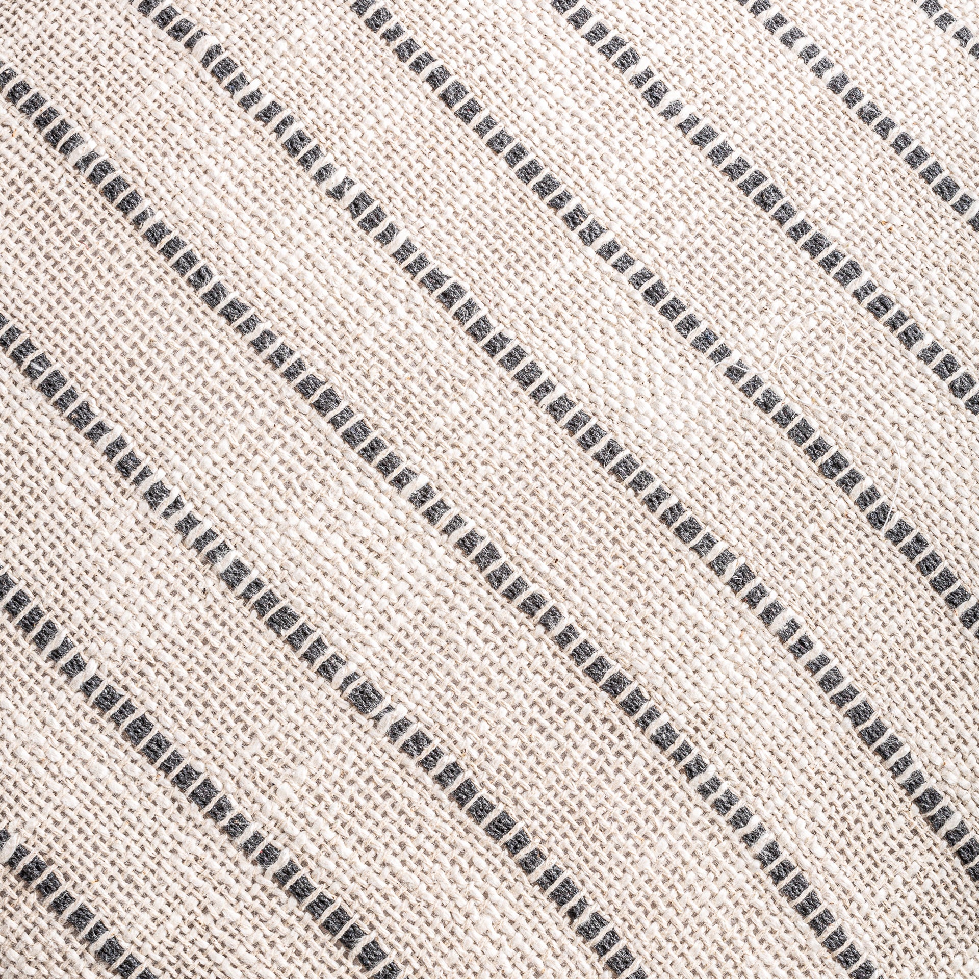 The Saleha Cushion — classic cushion in natural cotton from Laiyahome